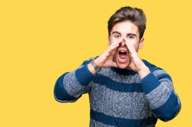 Genç yakışıklı adam ağzına sesle elleriyle kızgın bağırarak izole arka plan üzerinde