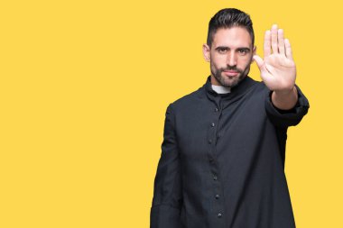 Elin avuç durağı şarkı yapıyor izole arka plan üzerinde genç Hıristiyan rahip. Negatif ve ciddi bir jest yüz ifadesiyle uyarı.