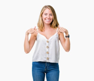 Yüzünde gülümseme ile kendinden emin görünüyorsun, kendini gururlu ve mutlu parmakları ile işaret izole arka plan güzel genç kadın.