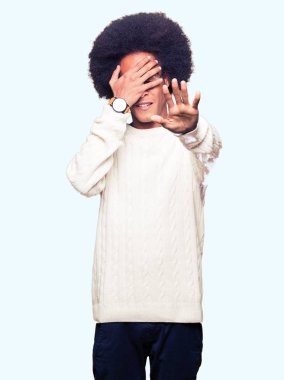 Genç Afrikalı-Amerikalı adam afro saçlı gözlüklü elleriyle gözlerini kapsayan ve stop jest ile acı ve korku ifadesi. Utandım ve negatif kavramı.