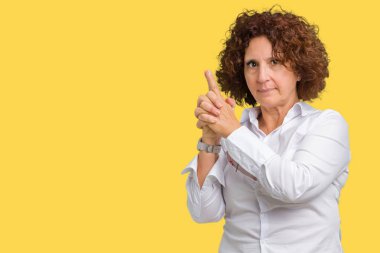 El hareketi ile sembolik silah tutan, çekim silah, kızgın yüz öldürmek oynamaya izole arka plan güzel orta ager üst düzey businees kadın