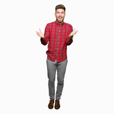 Çılgın ve başarı için hayran kaldırdı kollarını açarak kutluyor ve açık gözleri heyecanlı çığlık genç yakışıklı adam. Kazanan kavramı