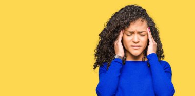 Çünkü baş baş ağrısı için üzerinde el ile kış kazak giyen kıvırcık saçlı Genç güzel kadın stres. Migren muzdarip.