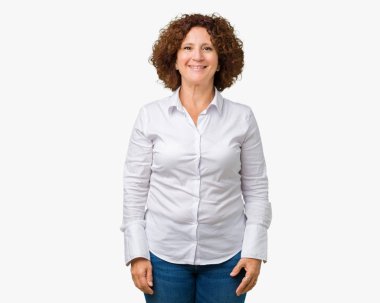 Yüz üzerinde mutlu ve serin bir gülümseme ile izole arka plan üzerinde güzel orta ager kıdemli is kadın. Şanslı kişi.
