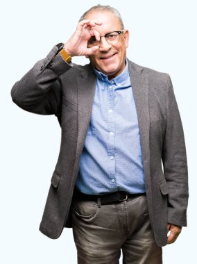 El gülümseyen, ok jest yapıyor yakışıklı üst düzey businesss adam gözlük göz parmakları ile mutlu yüz üzerinden seyir.