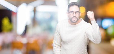 Üzerinde gözlük takan genç yakışıklı adam arka plan kızgın izole ve kızgın yetiştirme hayal kırıklığı ve öfke ile bağırarak süre öfkeli yumruk. Öfke ve agresif kavramı.