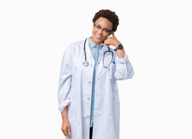 Tıbbi kat yapıyor gülümseyen izole arka plan üzerinde giyen genç Afro-Amerikan doktor kadın telefon hareketi ile el ve parmak telefonda konuşuyor gibi. Kavramları iletişim.
