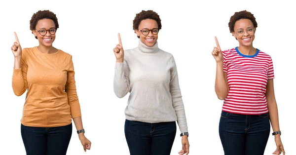 Jovem Afro Americana Com Cabelo Afro Usando Óculos Mostrando Apontando — Fotografia de Stock