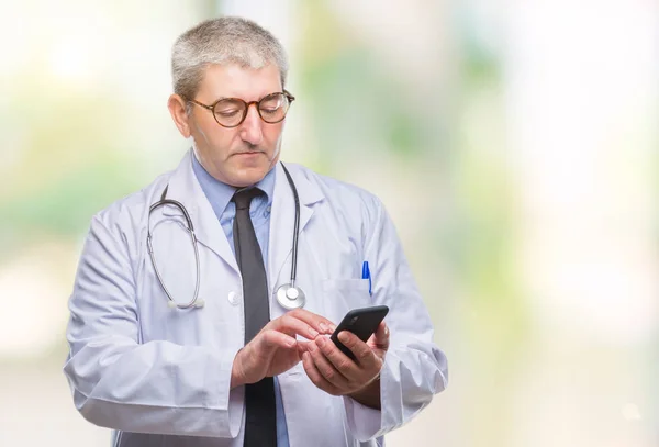 Knappe Senior Arts Man Sms Verzenden Bericht Smarpthone Geïsoleerde Achtergrond — Stockfoto