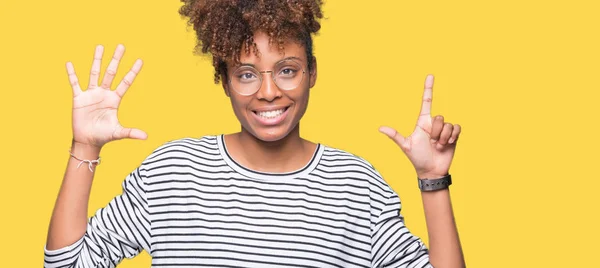 Hermosa Mujer Afroamericana Joven Con Gafas Sobre Fondo Aislado Mostrando —  Fotos de Stock