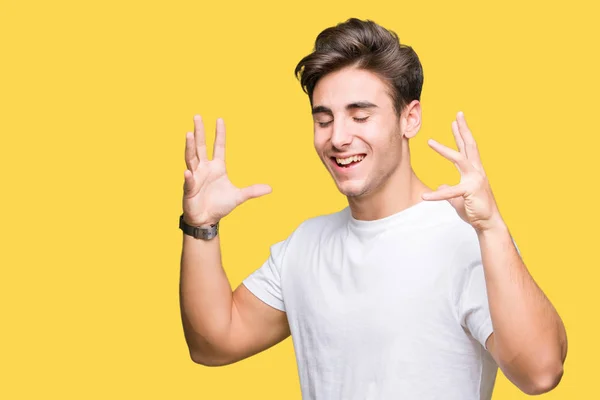 Joven Hombre Guapo Con Camiseta Blanca Sobre Fondo Aislado Celebrando —  Fotos de Stock