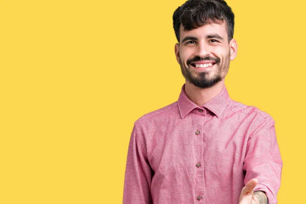 Jovem Homem Bonito Vestindo Camisa Rosa Sobre Fundo Isolado Sorrindo — Fotografia de Stock