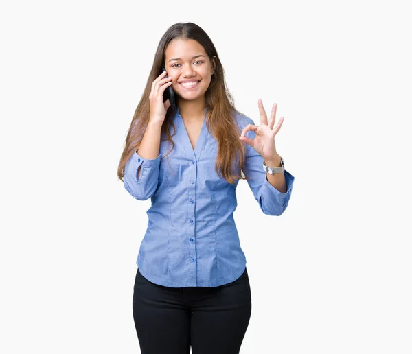 Junge Schöne Brünette Geschäftsfrau Spricht Auf Dem Smartphone Über Isolierten — Stockfoto