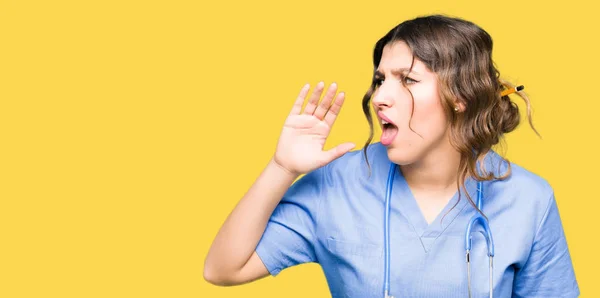 Genç Yetişkin Doktor Kadın Tıbbi Üniforma Giyen Bağırarak Ağızda Ile — Stok fotoğraf