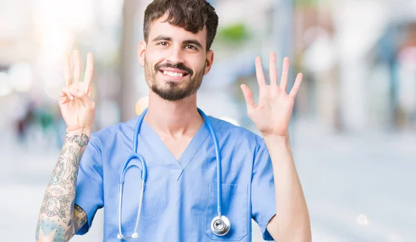 Joven Enfermero Guapo Vistiendo Uniforme Cirujano Sobre Fondo Aislado Mostrando — Foto de Stock