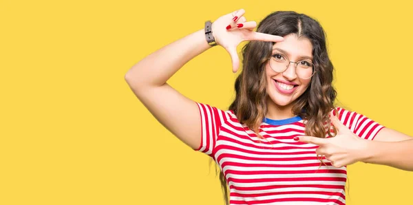 Jovem Mulher Bonita Usando Óculos Sorrindo Fazendo Moldura Com Mãos — Fotografia de Stock