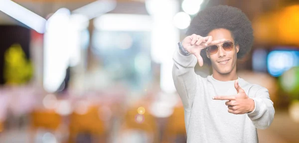 Νεαρός Αφρικανική Αμερικανική Άνθρωπος Αφρο Μαλλιά Φορώντας Γυαλιά Ηλίου Χαμογελώντας — Φωτογραφία Αρχείου