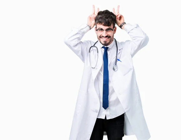 Joven Doctor Vistiendo Abrigo Hospital Sobre Fondo Aislado Posando Divertido —  Fotos de Stock