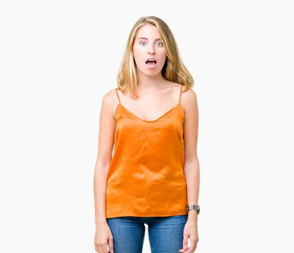 Hermosa Joven Con Camisa Naranja Sobre Fondo Aislado Asustado Sorprendido —  Fotos de Stock