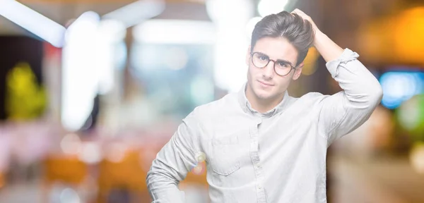 Joven Hombre Guapo Con Gafas Sobre Fondo Aislado Confundir Preguntarse — Foto de Stock