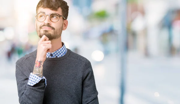 Junger Gut Aussehender Smarter Mann Mit Brille Vor Isoliertem Hintergrund — Stockfoto
