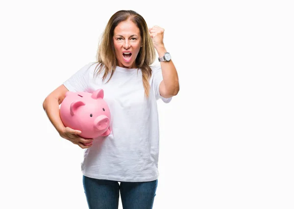 Mulher Hispânica Meia Idade Economizando Dinheiro Usando Mealheiro Sobre Fundo — Fotografia de Stock