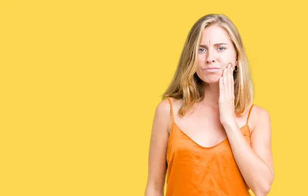 Schöne Junge Frau Die Orangefarbenes Hemd Über Isoliertem Hintergrund Trägt — Stockfoto