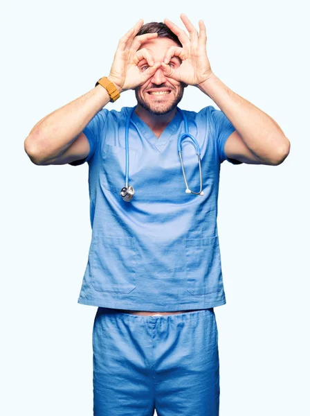 Όμορφος Γιατρός Άνθρωπος Φορώντας Ιατρική Στολή Πέρα Από Απομονωμένο Υπόβαθρο — Φωτογραφία Αρχείου