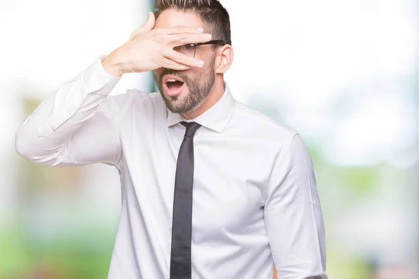 Joven Hombre Negocios Guapo Con Gafas Sobre Fondo Aislado Asomándose —  Fotos de Stock