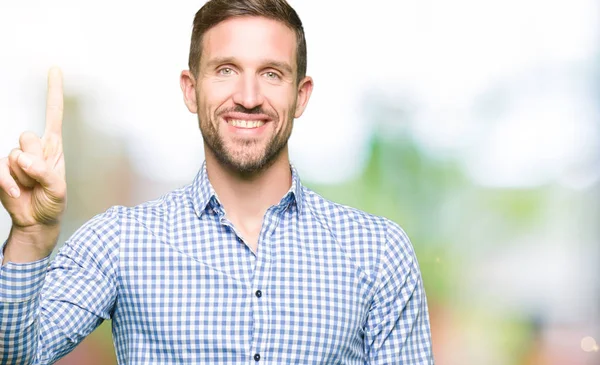 Hombre Negocios Guapo Con Ojos Azules Mostrando Apuntando Hacia Arriba —  Fotos de Stock