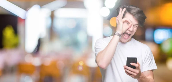 Mladý Muž Pomocí Smartphone Přes Izolované Pozadí Šťastný Obličej Úsměvem — Stock fotografie