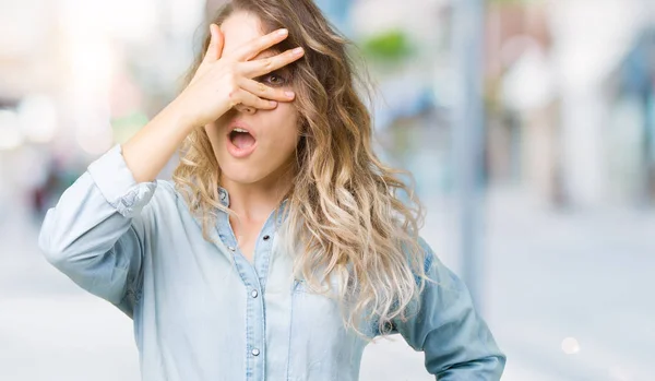 Hermosa Mujer Rubia Joven Sobre Fondo Aislado Asomándose Cara Cubierta —  Fotos de Stock