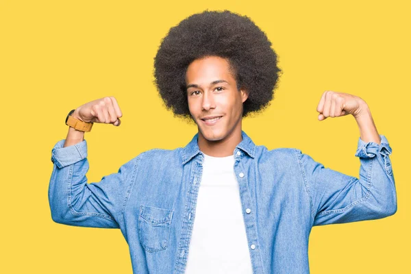 Junger Afrikanisch Amerikanischer Mann Mit Afro Haaren Der Stolz Lächelnde — Stockfoto