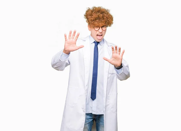 Jeune Homme Beau Scientifique Portant Des Lunettes Peur Terrifié Par — Photo