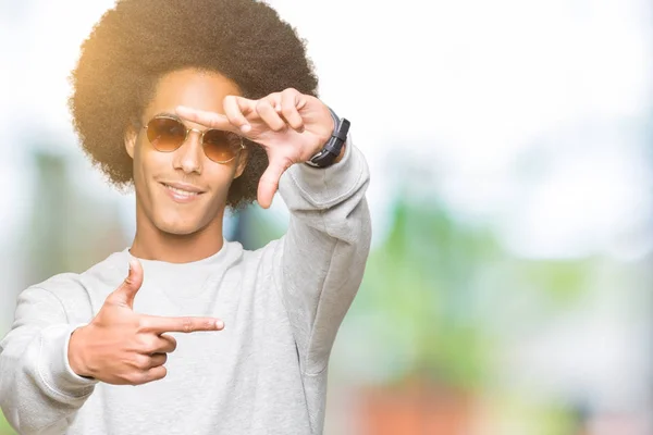 Unga Afroamerikanska Man Med Afro Hår Bär Solglasögon Leende Gör — Stockfoto