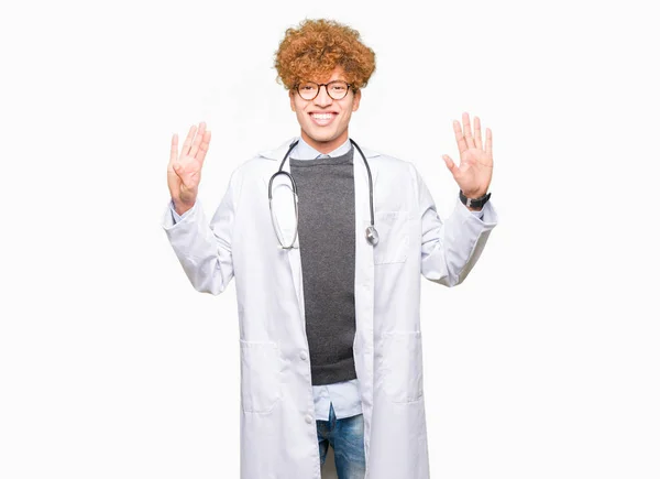 Mladý Pohledný Doktor Lékařském Kabátě Ukazuje Ukazuje Prstem Číslo Devět — Stock fotografie
