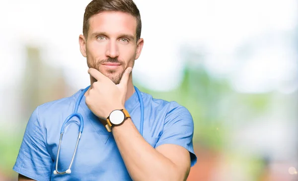 Bell Uomo Medico Che Indossa Uniforme Medica Sfondo Isolato Guardando — Foto Stock