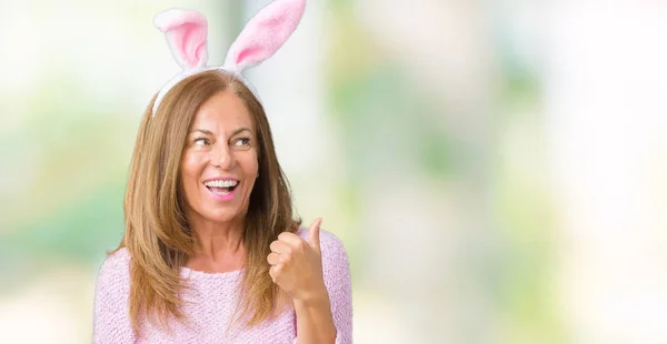 Middelbare Leeftijd Brunette Vrouw Dragen Pasen Konijn Oren Geïsoleerde Achtergrond — Stockfoto