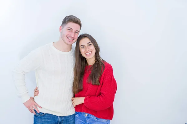 Casal Jovem Bonita Sobre Fundo Isolado Branco Com Sorriso Feliz — Fotografia de Stock