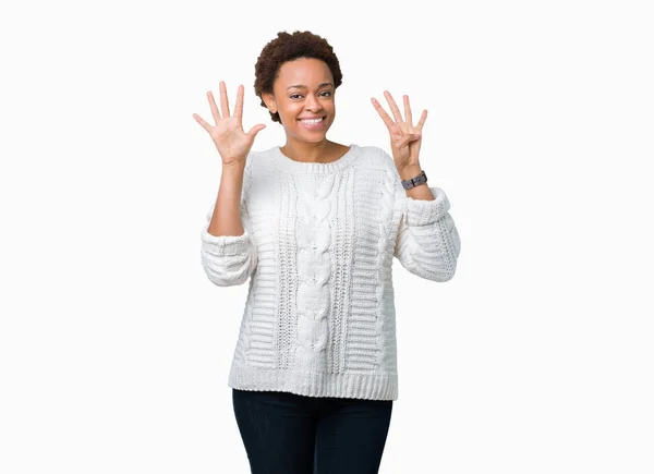 Красивая Молодая Африканская Американка Свитере Изолированном Фоне Показывает Показывает Пальцами — стоковое фото