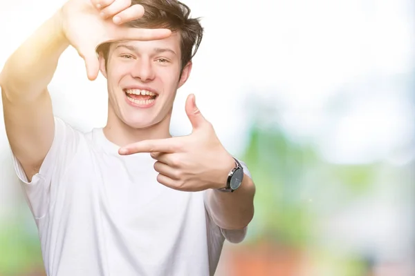 Ung Vacker Man Bär Casual Vit Shirt Över Isolerade Bakgrund — Stockfoto