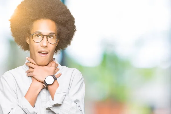 Americký Mladík Afro Vlasy Nosit Brýle Křiku Udusit Protože Bolestivé — Stock fotografie