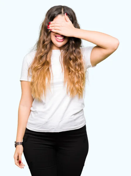 Mujer Hermosa Joven Vistiendo Casual Camiseta Blanca Sonriendo Riendo Con —  Fotos de Stock