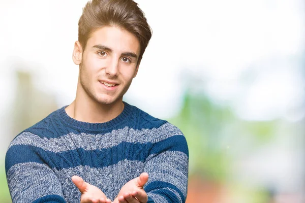 Jonge Knappe Man Geïsoleerde Achtergrond Smiling Met Handen Palmen Samen — Stockfoto