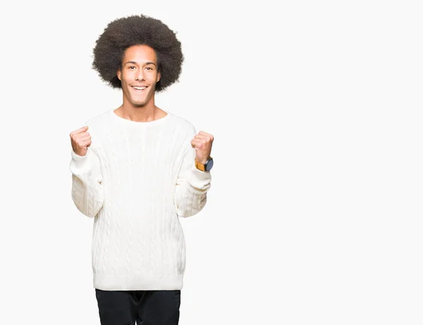 年轻的非洲裔美国男子穿着冬季毛衣 用双臂抬起双臂 睁开眼睛 庆祝成功 优胜者概念 — 图库照片