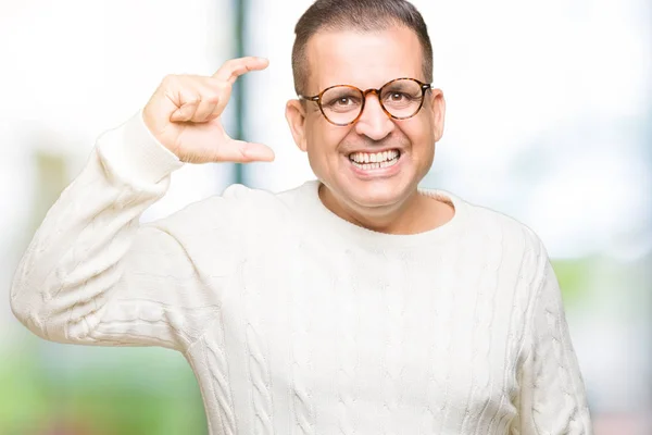 Hombre Árabe Mediana Edad Con Gafas Sobre Fondo Aislado Sonriente — Foto de Stock