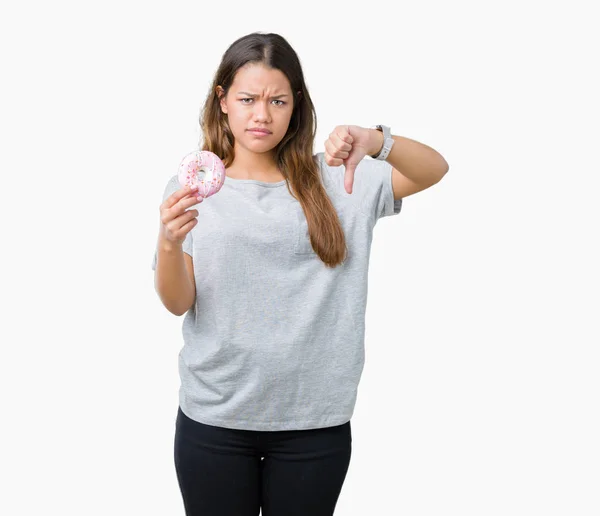 Jovem Mulher Bonita Comendo Donut Rosa Sobre Fundo Isolado Com — Fotografia de Stock