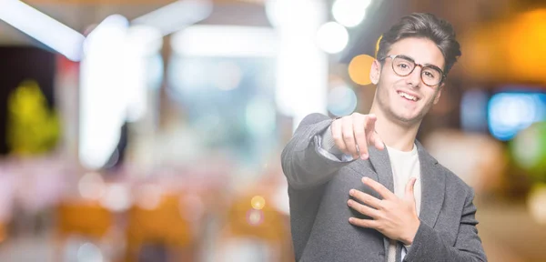 Giovane Uomo Affari Che Indossa Occhiali Sfondo Isolato Ridendo Indicando — Foto Stock