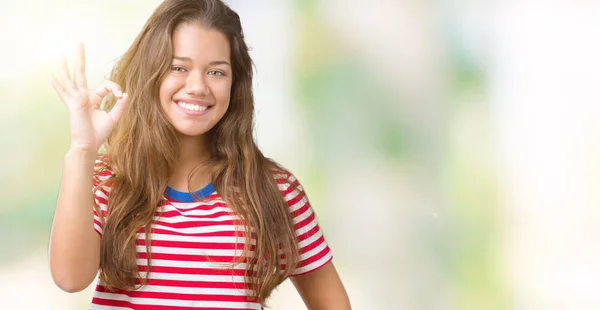 Joven Hermosa Mujer Morena Con Rayas Camiseta Sobre Fondo Aislado — Foto de Stock