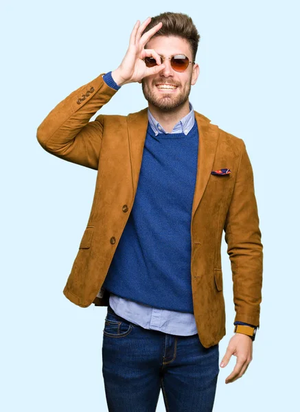 Homem Elegante Bonito Jovem Usando Óculos Sol Fazendo Gesto Com — Fotografia de Stock